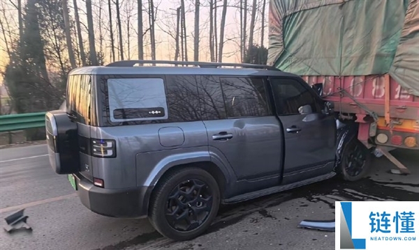 方程豹钛7成保命神车：A柱追尾大货车未变形