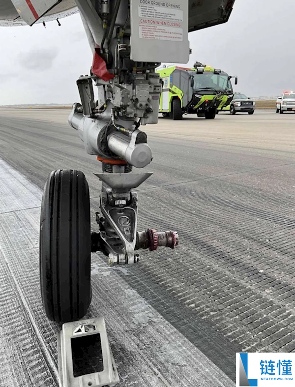 美国一客机重着陆砸断起落架 前轮零落,现场照片发布