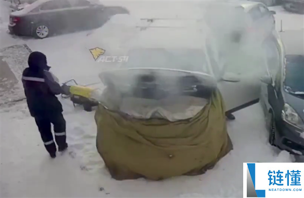 俄罗斯一男人雪地里用产业级热风枪暖车 操纵失误致爱车被大火吞噬