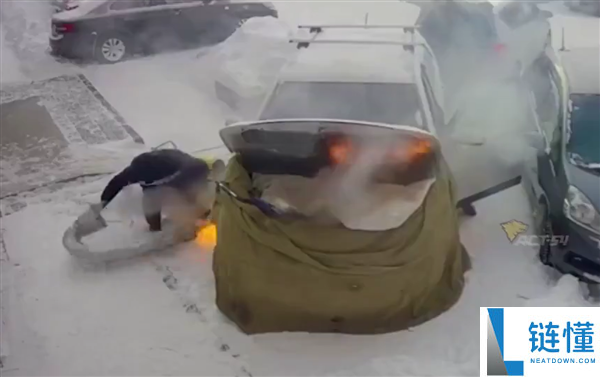 俄罗斯一男人雪地里用产业级热风枪暖车 操纵失误致爱车被大火吞噬