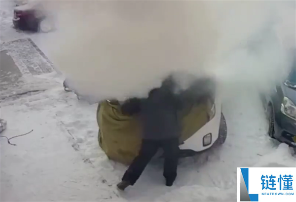 俄罗斯一男人雪地里用产业级热风枪暖车 操纵失误致爱车被大火吞噬