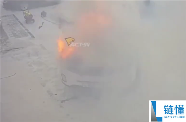 俄罗斯一男人雪地里用产业级热风枪暖车 操纵失误致爱车被大火吞噬