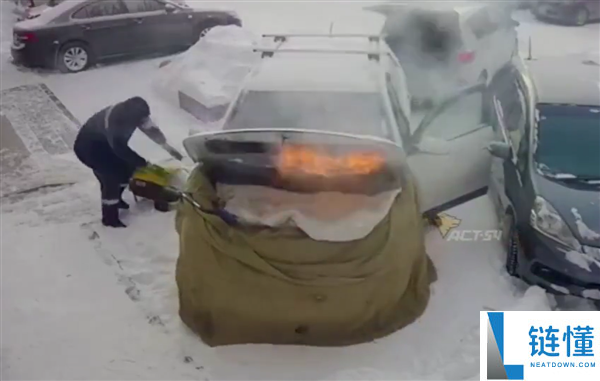 俄罗斯一男人雪地里用产业级热风枪暖车 操纵失误致爱车被大火吞噬
