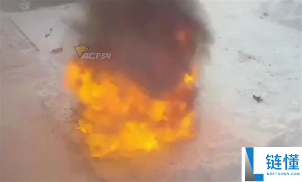 俄罗斯一男人雪地里用产业级热风枪暖车 操纵失误致爱车被大火吞噬