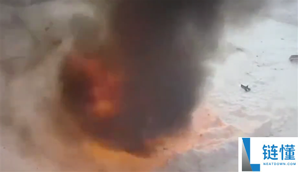 俄罗斯一男人雪地里用产业级热风枪暖车 操纵失误致爱车被大火吞噬