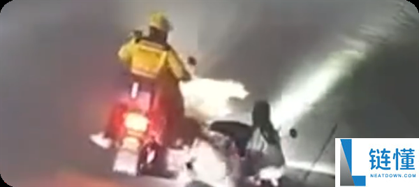 两男子骑车遭未拴绳犬只追咬  外卖小哥出手互助驱走  官方传递：犬主人被拘留