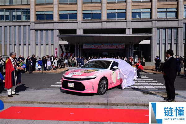 全球仅1辆,丰田80周年庆：推出粉色草莓皇冠轿车