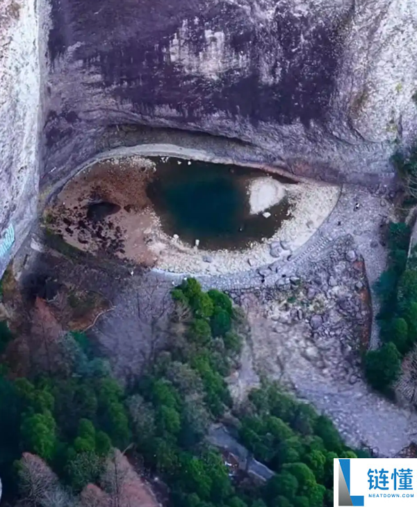 浙江大龙湫瀑布惊现“龙眼”奇迹 网友：仍是双眼皮