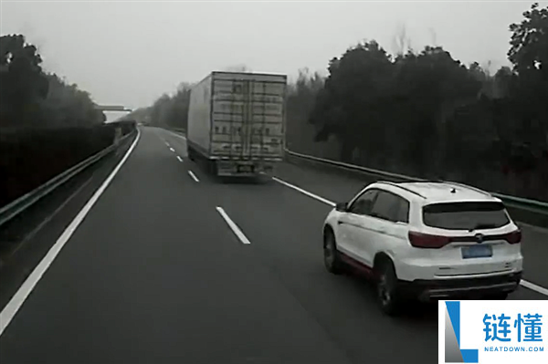 小车一连变道被撞司机睁眼说实话：我正常开 他呼呼就怼上了