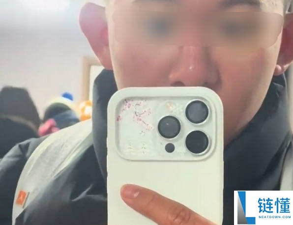 吉林男生游哈尔滨冰雪大世界冻伤 手拿出口袋失去知觉