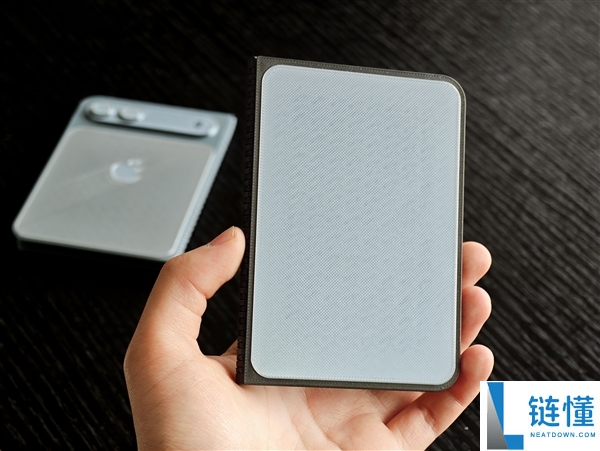 苹果首款折叠屏蓄势待发 iPhone Fold模子上手