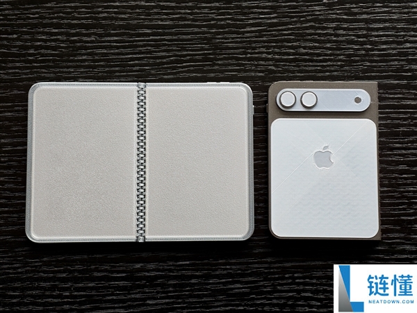 苹果首款折叠屏蓄势待发 iPhone Fold模子上手