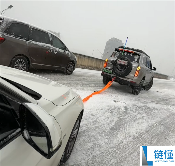 武汉大雪致高架上几十辆车趴窝 坦克500单车救济获全网点赞