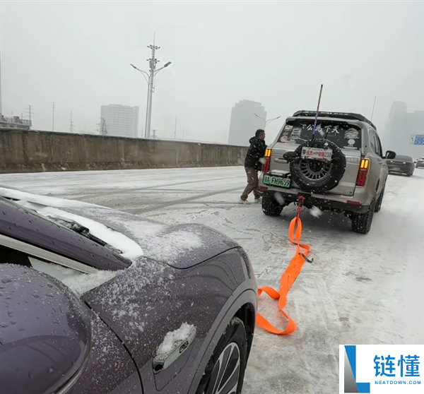 武汉大雪致高架上几十辆车趴窝 坦克500单车救济获全网点赞