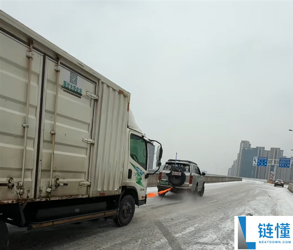 武汉大雪致高架上几十辆车趴窝 坦克500单车救济获全网点赞