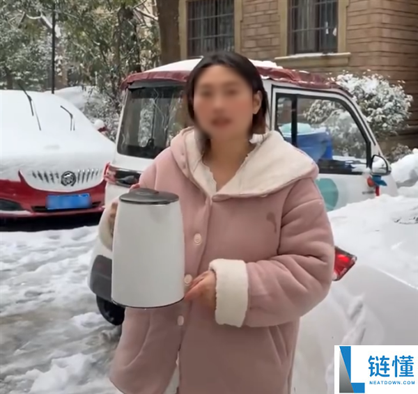 男子用开水浇别人车玻璃测试能否裂引热议 自己回应：律师称能够面临处分