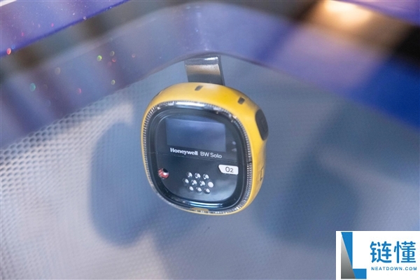 备受争议的安泰死“自杀舱”出情侣款 答应2人同时死亡