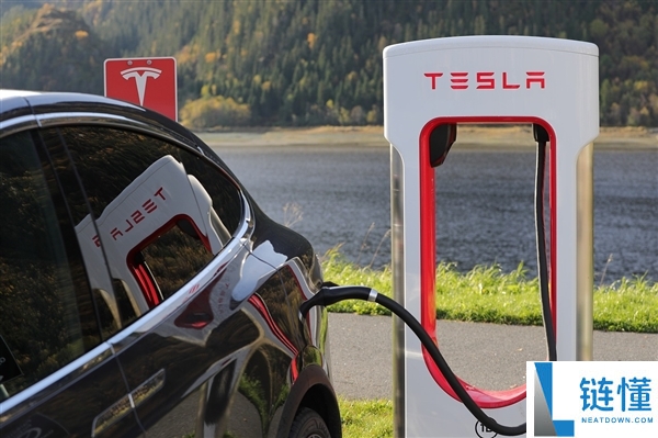 马斯克:FSD效劳费上调物有所值 用户在行程中可用手机或睡觉