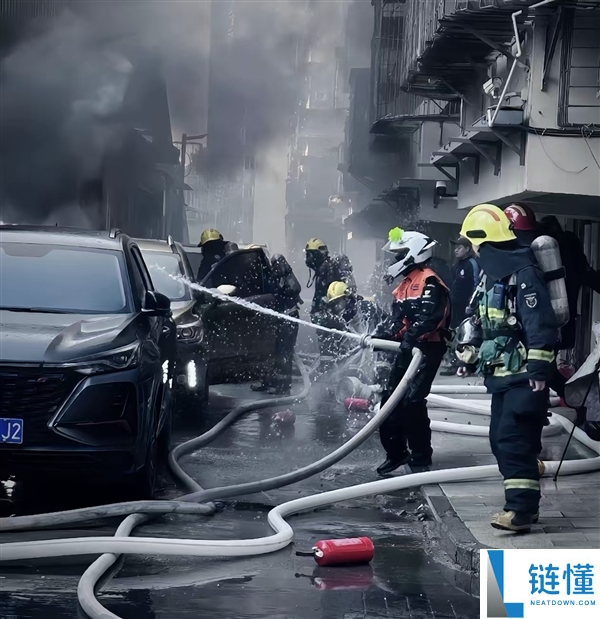 宁波外卖小哥救火视频获百万点赞：把消防员的活都干完了