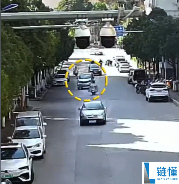 泊车忘拉手刹：面包车竟自行丝滑倒车入库,网友：这才是主动停车