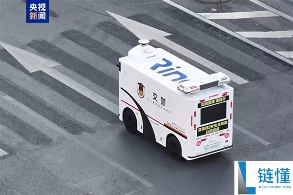 专治路途守法泊车 “无人车交警”表态合肥陌头