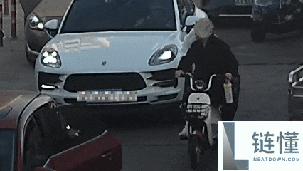 乘客13分钟内一连2次开门杀致人摔倒担主责 司机次责