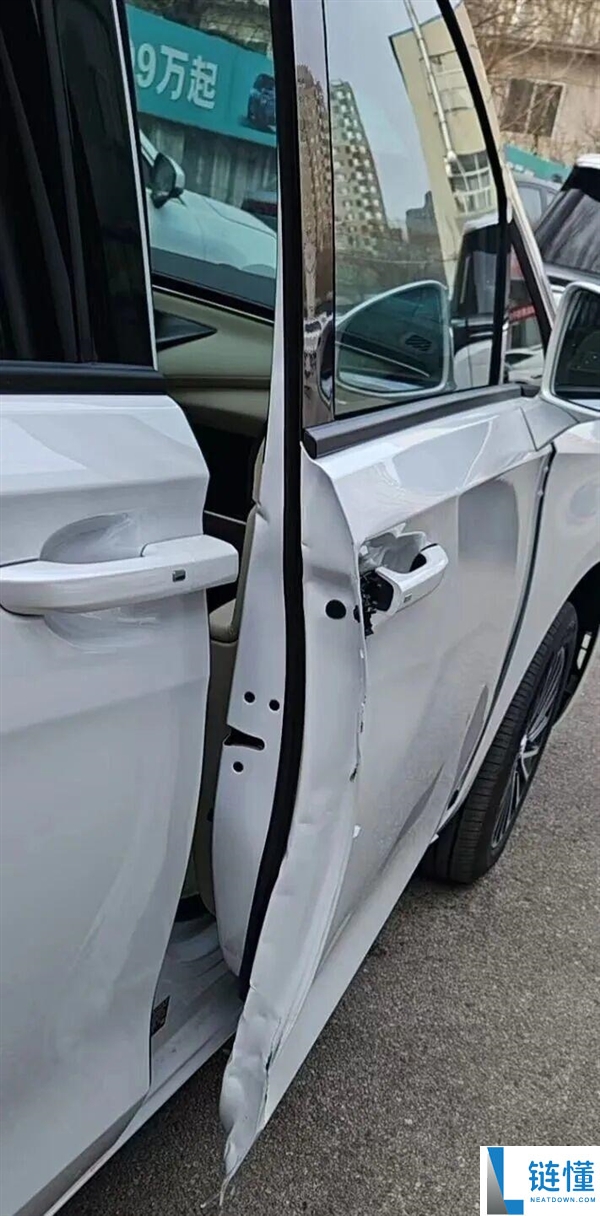 新车刚提6天遭4S店员开门杀,协商未果卖车 降价3.5万元