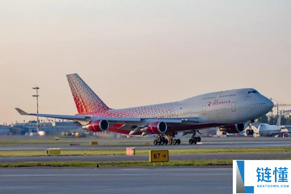 一波音747-400客机起飞时引擎毛病 推力失衡致飞机冲出跑道