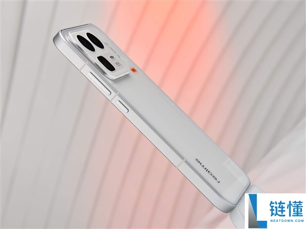 真我Neo8上手:机能周全开挂