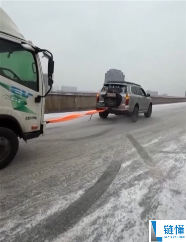 “拖车侠”,央视点赞武汉坦克500车主:暴雪中救济3小时拖出十余辆趴窝车