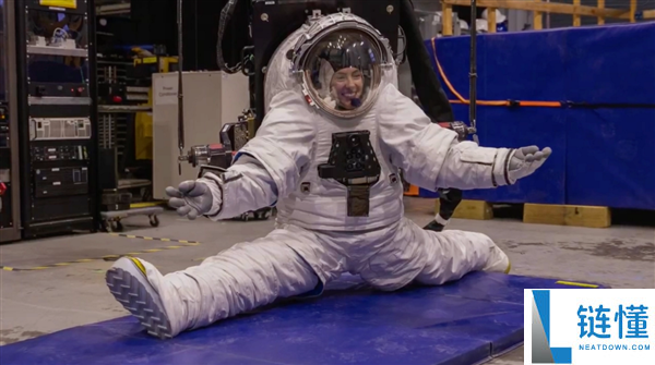 美国要冲破外界质疑,NASA展现新一代登月宇航服 能蹲能跪能劈腿