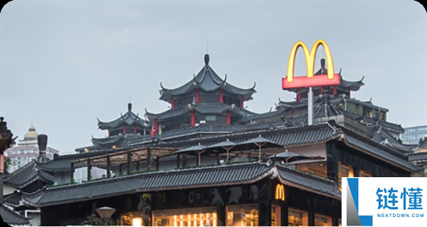 麦当劳店员被鼓掌伸进麦乐鸡盒玩手机 门店回应:已扔掉纸盒从新消毒