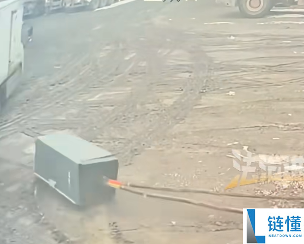 货车司机一个忽视 充电后直接把充电桩一块带走