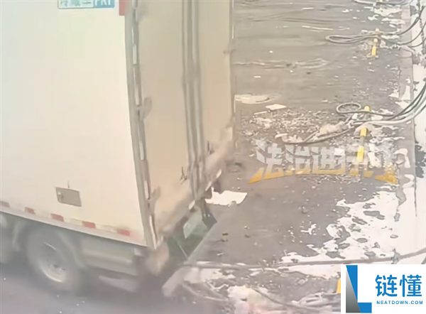 货车司机一个忽视 充电后直接把充电桩一块带走