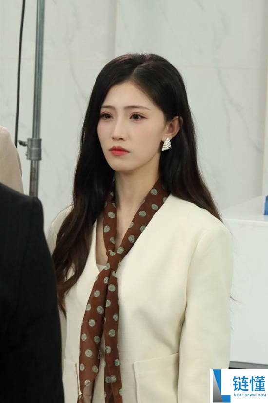 短剧女主全年无休拍了48部戏:天天任务16个小时,5年未回家