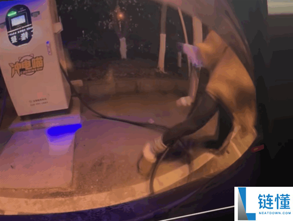 沈阳一女车主给电车充电 效果被充电线缆“打了一顿”