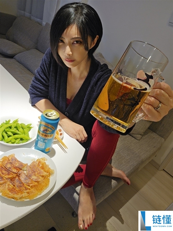 48岁日本漫画家晒生涯照 神似《生化危机》艾达王