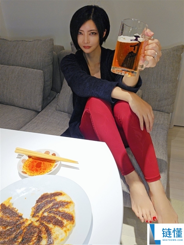 48岁日本漫画家晒生涯照 神似《生化危机》艾达王