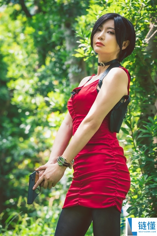 48岁日本漫画家晒生涯照 神似《生化危机》艾达王