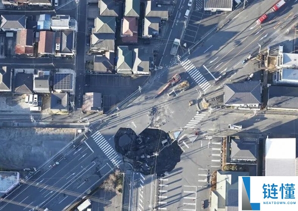 日本路途塌出天坑一年还没修睦 左近居民快被臭疯了