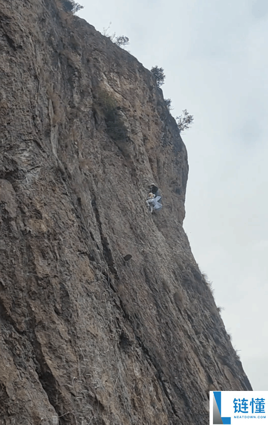 女玩家COS《原神》观光者登山：膂力条会面底吗