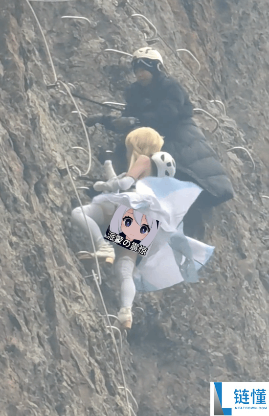 女玩家COS《原神》观光者登山：膂力条会面底吗