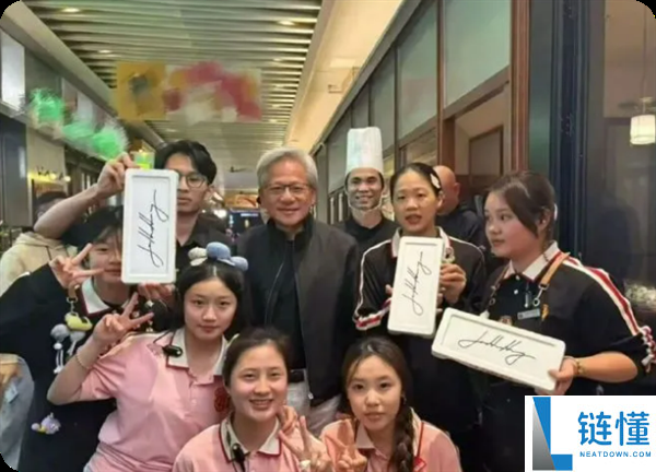 英伟达员工晒年会最牛年关奖:黄仁勋亲笔签名的皮衣