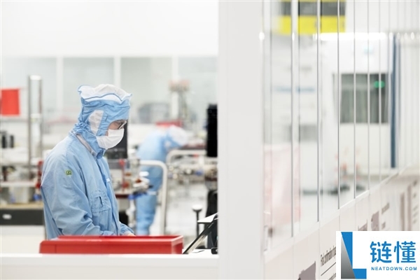 光刻机巨头ASML晒出2025成果单：全年净销售额327亿欧元,净利近百亿