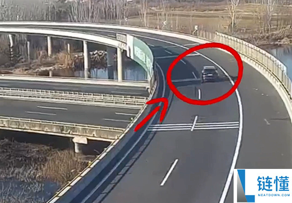 藤原拓海都不敢这么开,司机157km/h过弯失控连翻两圈险坠桥