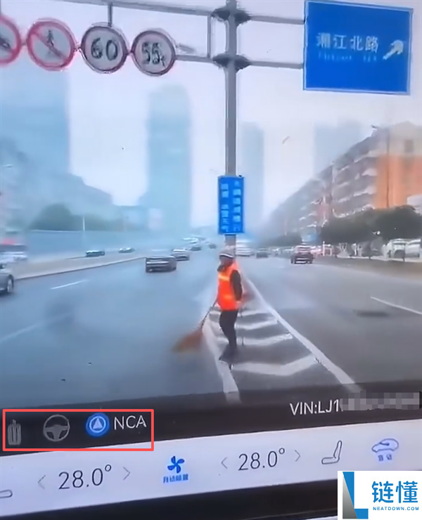 曝某智能辅佐驾驶车辆径直冲向环卫工人：疏忽交规变道 画面诡异