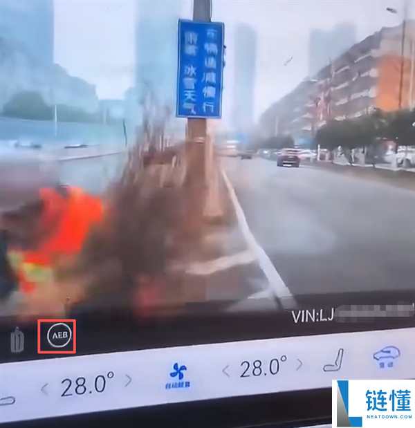 曝某智能辅佐驾驶车辆径直冲向环卫工人:疏忽交规变道 画面诡异