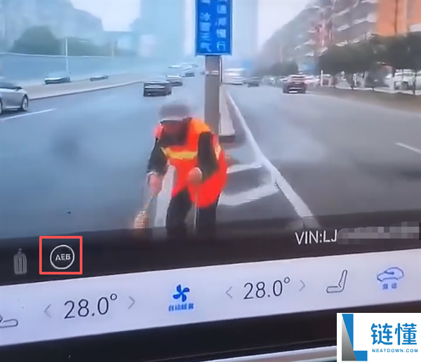 曝某智能辅佐驾驶车辆径直冲向环卫工人:疏忽交规变道 画面诡异