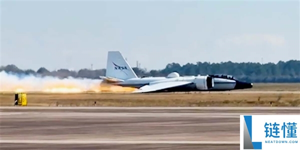 NASA一科研飞机毛病 未放起落架机腹着陆,现场视频发布