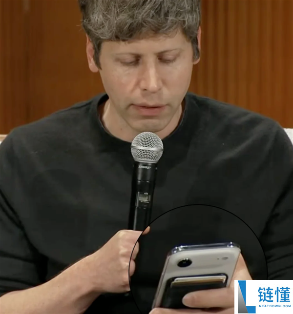 苹果已降价2500元,OpenAI CEO晒小我主力机 婉言iPhone Air很酷